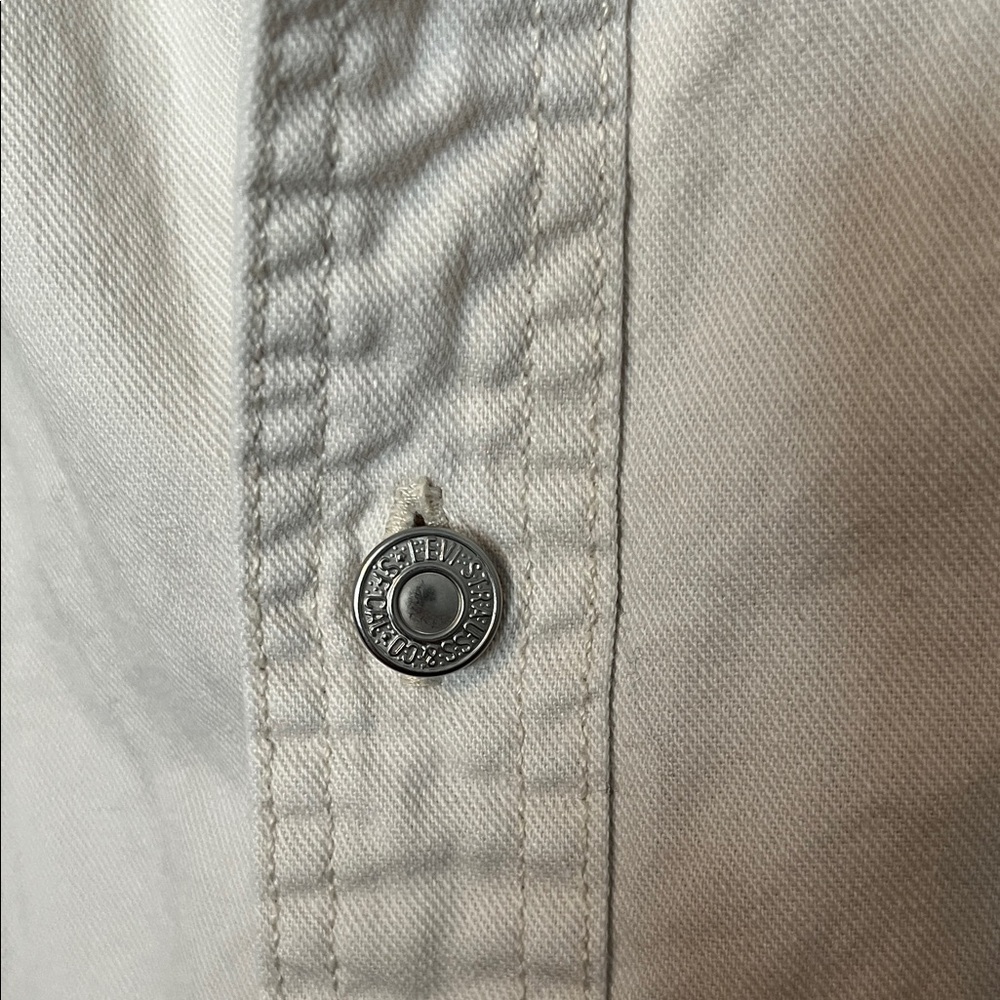Levi's women’s Light Cream Button-Down Work Shirt - Picture 5 of 6